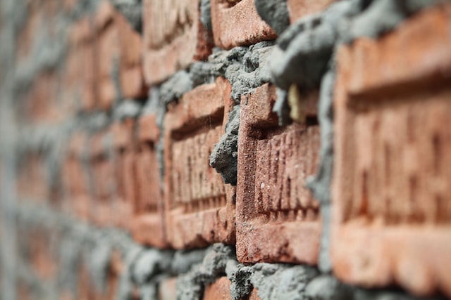 Przygotowanie zaprawy murarskiej i proporcje – jak samodzielnie rozrobić zaprawę cementową