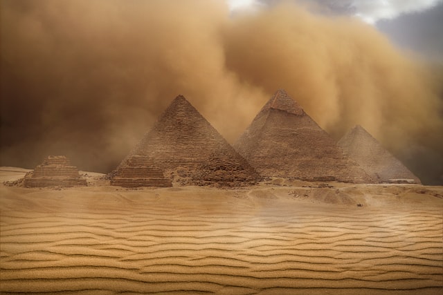 piramida egipska podczas burzy piaskowej